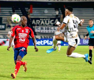 Los juveniles del DIM trataron de hacer un buen trabajo para respaldar a los titulares, como lo hizo Luis Piedrahita (izq.) en defensa. FOTO: RED SOCIAL X @Llaneros.