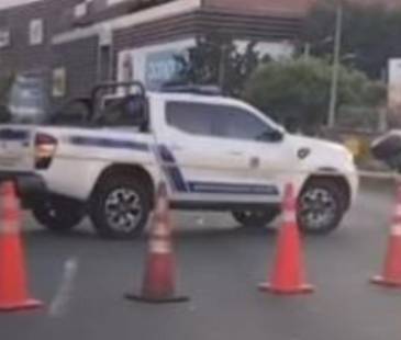 Tras el tiroteo, la avenida Regional fue cerrada desde Viva Envigado, lo que generó un trancón que se extendió casi hasta la variante a Caldas. FOTO: CAPTURA DE VIDEO PRENSA PAISA