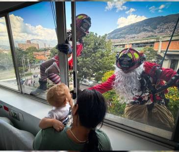 Bomberos llevaron alegría al hospital infantil. FOTO: ALCALDÍA DE MEDELLÍN