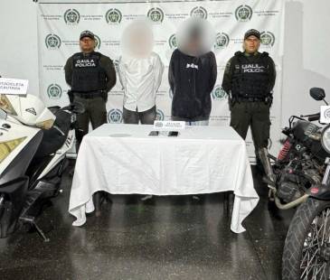 Durante el operativo, a los señalados extorsionistas les incautaron 2 motos y 2 celulares que serán sometidos a análisis forenses. FOTO: POLICÍA METROPOLITANA