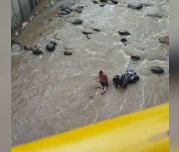 Hombre cayó a la quebrada Doña María, en Itagüí. FOTO: CORTESÍA DENUNCIAS ANTIOQUIA.