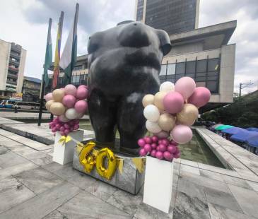 Así decoraron el pedestal del Torso de mujer o La Gorda del parque Berrío para celebrarle sus primeros 40 años. FOTO: CORTESÍA BANREP
