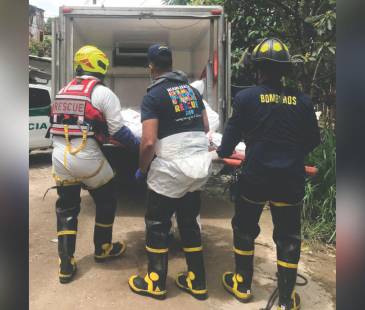 El cuerpo encontrado en el afluente fue recuperado por Bomberos Medellín y entregado a la autoridad judicial. FOTO: ARCHIVO - LAURA ROSA JIMÉNEZ VALENCIA