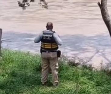 Los bomberos de varios municipios del Suroeste antioqueño buscan al uniformado. FOTO: CAPTURA DE VIDEO BOMBEROS BOLOMBOLO