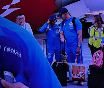 Momento captado en televisión cuando el utilero baja del avión con la bolsa de Tiendas Ara. FOTO: TOMADA DE X @TOMASFORERO08