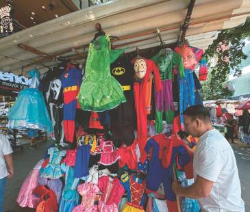 Son muchas las opciones que tienen los clientes en el Centro a la hora de elegir disfraz. FOTO: JAIDER ESCOBAR BUITRAGO