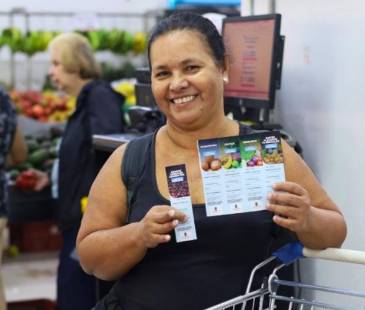 Los bonos podrán redimirse en establecimientos autorizados para la compra de alimentos de la canasta básica. FOTO: ALCALDÍA DE MEDELLÍN