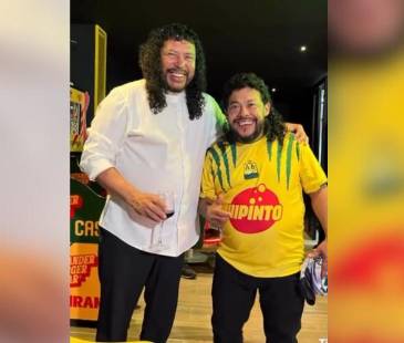 René Higuita y su doble en Bucaramanga. FOTO: INSTAGRAM @higuitarene1