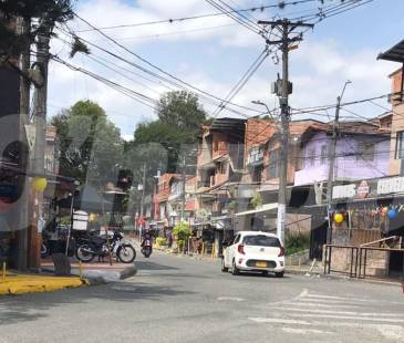 En esta, la principal calle de Barrio Nuevo, fue donde, según vecinos, ocurrió la golpiza que recibió Ocampo Hernández. FOTO: LAURA ROSA JIMÉNEZ VALENCIA