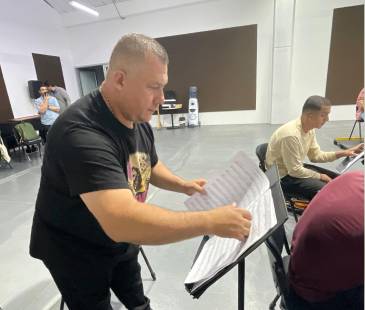 Renso Hincapié es el responsable de que cada uno de los músicos tenga al pelo las carpetas con las partituras. FOTO: JAIDER ESCOBAR