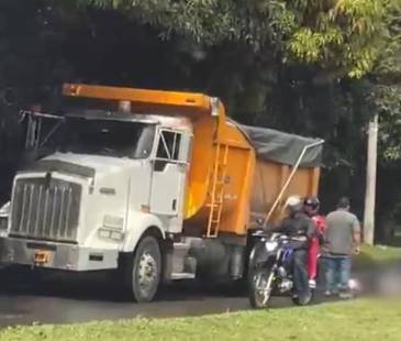 La Policía Judicial de la Secretaría de Movilidad se encargó de los actos urgentes. FOTO: CAPTURA DE VIDEO