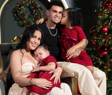 Luis Díaz, su esposa Geraldine Ponce y sus hijas Roma y Charlotte<span class="mln_small-caps_mln">. FOTO: @LUISDIAZ19_</span>