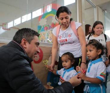 Diego Torres, alcalde de Itagüí, en visita en una de las instituciones educativas del municipio. FOTO CORTESÍA. 