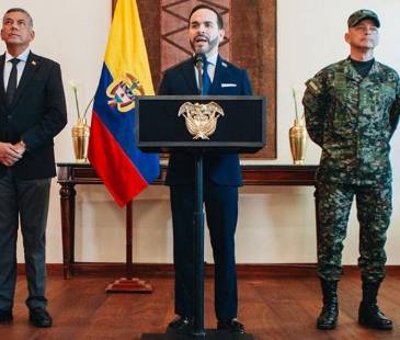 Abelardo de la Espriella (centro) presentó ante los colombianos la nueva cúpula miliar. FOTO: PRESIDENCIA DE LA REPÚBLICA