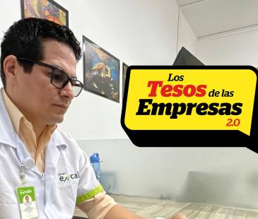 Entre la oficina y la planta, en la que disfruta estar, se mueve Jeysson Zapata en el día a día. FOTO: JAIDER ESCOBAR BUITRAGO