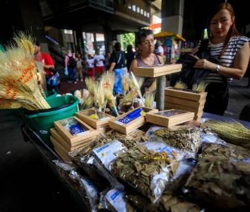 Agüeros de fin de año a la venta en el centro de Medellín. FOTO: ANDRÉS CAMILO SUÁREZ