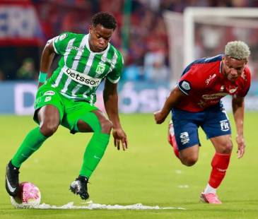 Andrés Felipe Román, de Nacional, y Frank Fabra, del DIM, disputan el balón. FOTO: MANUEL SALDARRIAGA QUINTERO