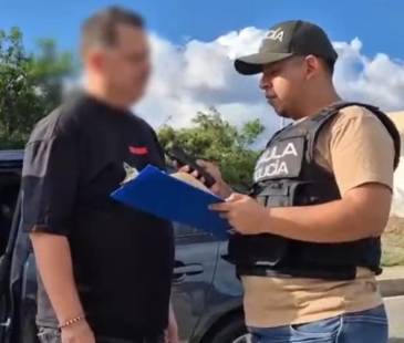 Momento en el que alias Arroz o el Señor de la A fue notificado de la orden judicial en su contra. FOTO: TOMA DE VIDEO - POLICÍA METROPOLITANA