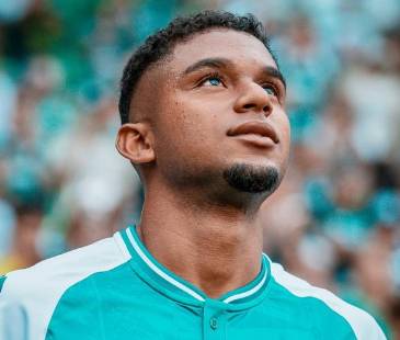 El futbolista del Deportivo Cali Ronaldo Pájaro (izq.) y el exfutbolista del Deportivo Pasto Carlos Daniel Hidalgo. FOTO: @RONALDOPAJARO Y DEPORTIVO PASTO