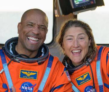 Victor Glover y Christina Koch, astronautas de la NASA que hicieron parte de la misión Artemis II. FOTO: NASA