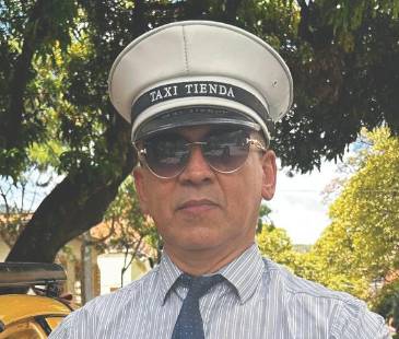 A don Uriel le gusta vestirse diferente para trabajar de lunes a viernes, además de cambiar cada día su kepi (gorra), de las que tiene 20. FOTO: FAISURY SÁNCHEZ