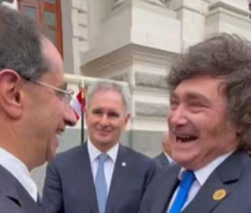 El vicepresidente electo José Manuel Restrepo y Javier Milei, presidente de Argentina, intercambiaron un breve saludo en Lima. FOTO: CAPTURA DE VIDEO X @JRESTRP
