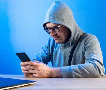 Las autoridades piden que los usuarios no se confíen cuando los contacten supuestos asesores bancarios. En vez de eso, mejor llame usted al banco. FOTO: MAGNIFIC