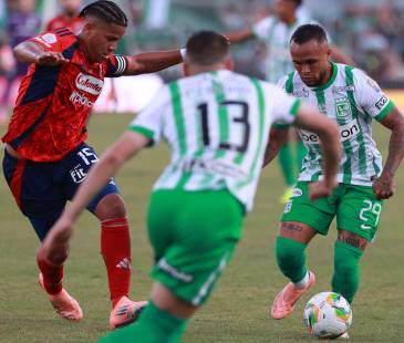 Verdes y Rojos se sacaron chispas, pero no hicieron goles. FOTO: MANUEL SALDARRIAGA QUINTERO