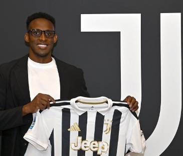 El defensor colombiano Jhon Lucumí fue presentado oficialmente en la Juventus de Italia. FOTO: @JUVENTUS FC