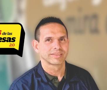 <b><span class="mln_small-caps_mln">Carlos Alberto Quintero Sampedro posa con orgullo al frente de uno de los murales más representativos de esta compañía. FOTOS: JAIDER ESCOBAR</span></b>