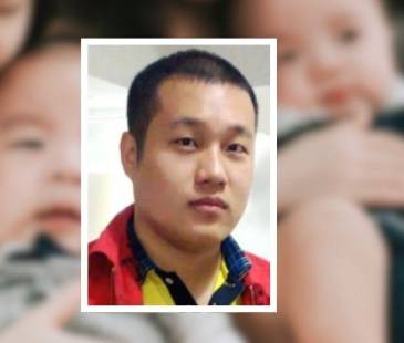 El hombre, Xu Bo, es dueño de una empresa de videojuegos. FOTOS: CANVA (FONDO) Y REDES SOCIALES (DETALLE)