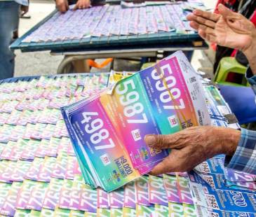 Venta de lotería en Medellín. FOTO: JUAN ANTONIO SÁNCHEZ 