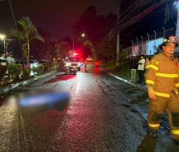 El cuerpo de la víctima quedó tendido en el piso mojado por las fuertes lluvias que se registraron durante la noche del sábado y la madrugada de este domingo. FOTO: CORTESÍA ALCALDÍA DE BELLO