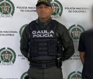 Presentación del presunto violador ante las autoridades. <b><span class="mln_small-caps_mln">/FOTO: CORTESÍA POLICÍA ANTIOQUIA</span></b>