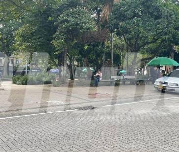 En este punto del parque Bolívar ocurrió el ataque contra el habitante de calle. FOTO: LAURA ROSA JIMÉNEZ VALENCIA