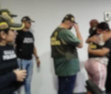 Las víctimas tras ser rescatadas. FOTO: POLICÍA NACIONAL