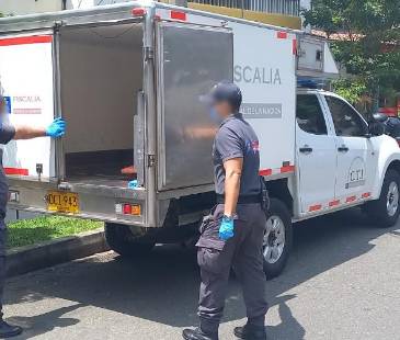 Agentes del CTI de la Fiscalía fueron los encargados de realizar la inspección técnica al cadáver en la clínica y llevarlo a Medicina Legal para los trámites correspondientes. FOTO: ARCHIVO - ANDRÉS OSORIO