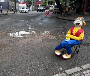 Me tocó tomarme la foto rápido porque los huecos están por toda la calle y la vía es muy transitada. Uno no sabe si de pronto puede pasarle algo. FOTO: FAISURY SÁNCHEZ