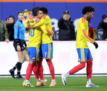 James Rodríguez (izq.), Luis Díaz (mitad) y Johan Mojica (der.). FOTO: GETTY