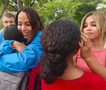 El momento en que Neivi se encontró con su hermana en el centro de Medellín. FOTO: ALCALDÍA DE MEDELLÍN