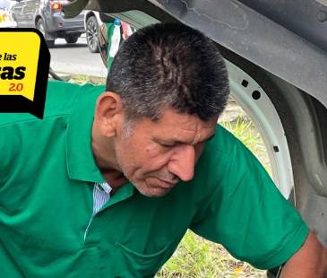 Cristóbal siempre revisa con cuidado antes de dar un diagnóstico. La idea es tratar de solucionar y evitar que el vehículo tenga que ir a un taller. FOTO: JAIDER ESCOBAR