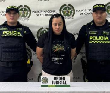 Delzuita Jojoa Sánchez, alias de Aretes, tras ser capturada por la Policía. FOTO: ALCALDÍA DE ITAGÜÍ
