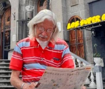 Rubén Darío Duque disfruta llenar el crucigrama de Q’hubo en el parque de La Estrella, un lugar lleno de tranquilidad y frescura. / FOTO: DANIEL GONZÁLEZ.