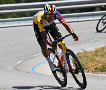 El ciclista colombiano Egan Bernal. FOTO: @NETCOMPANYINEOS