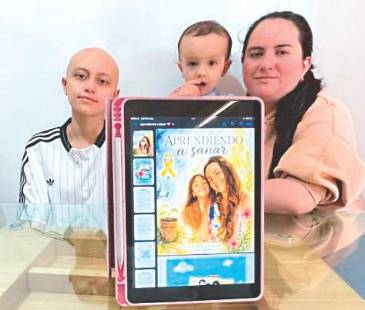 La familia Agudelo Pacheco permanece unida en torno a la salud de la menor. De izquierda a derecha César, Luciana, Valentino y Cristal. FOTO: JAIDER ESCOBAR
