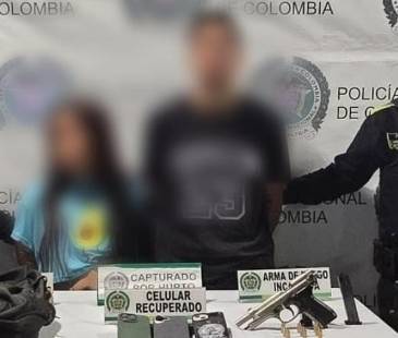 Las dos personas capturadas por los uniformados de la Policía. FOTO: POLICÍA METROPOLITANA