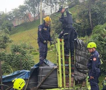 Bomberos de Itagüí atendieron el caso del polizón. FOTO: CORTESÍA