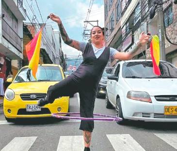 Andrea muestra su talento en algunos semáforos de Bello, que se demoran en cambiar y tienen buen tráfico de vehículos. FOTOS: JAIDER ESCOBAR