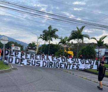 En las calles de Pereira, los hinchas salieron a protestar. Exigen respeto por el club y una solución inmediata. <b><span class="mln_small-caps_mln">/ FOTO: REDES SOCIALES @_SAMUELDUQUE</span></b>