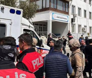 Al escuchar los impactos, familiares de los estudiantes acudieron a la institución a preguntar por los suyos. FOTO: CNN